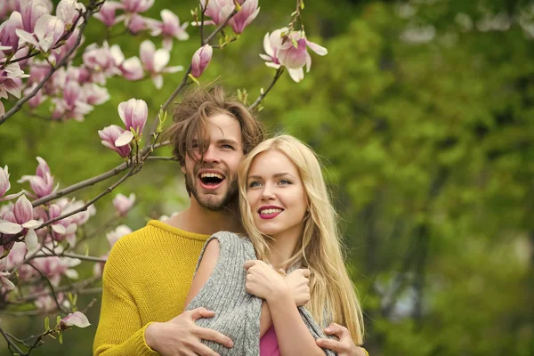 Couple romantique amoureux dans le jardin de printemps — Photo