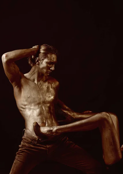 Homem e pernas femininas durante uma data pintada em prata . — Fotografia de Stock