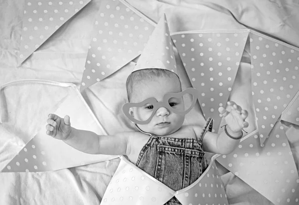 Cadeautjes voor de baby. Portret van gelukkig klein kind. Jeugd geluk. Klein meisje. Proficiat met je verjaardag. Lieve kleine baby. Nieuw leven en geboorte. Familie. Kinderopvang. Childrens dag — Stockfoto