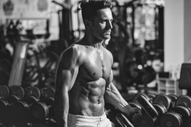 kaslı adam dumbbell ile