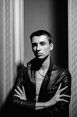 Kendinden emin ve başarılı. Seksi kaslı adam. Moda portre bir adam. Erkek moda ve stil. Maço erkek altı paketi ile. Genç uzmanlık. mükemmel onun tarzı