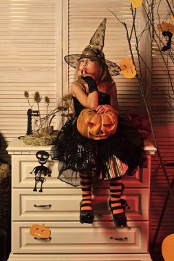 Cadı şapka ve kostüm tutar jack o fener evlat