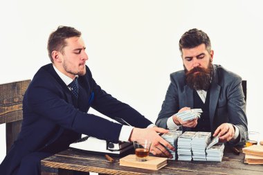 Büro hayatı. Şirket bütçe planlama meşgul adam. Yatırım ve para kazanmak. Nakit para sayma işadamları. Mali rapor yazma iş ortakları. İş muhasebe yapıyor