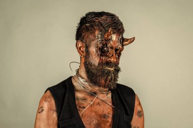 Cadılar Bayramı adam şeytan gri arka plan üzerinde