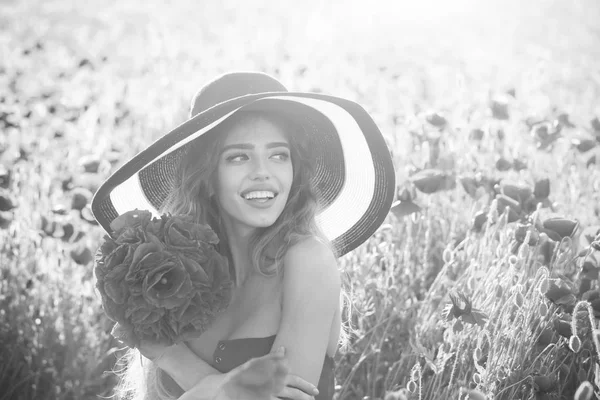 Ramo de flores a la chica sonriente en sombrero retro, campo de amapola —  Fotos de Stock