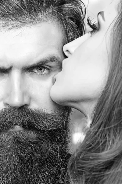 Couple de femme et homme barbu baiser, relations amoureuses. Couple amoureux et concept de famille — Photo