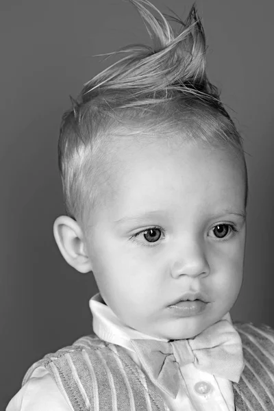 Aggiungo un po 'di cura ai miei capelli. Bambino piccolo con un taglio di capelli disordinato. Prodotti per parrucchieri. Piccolo ragazzo con taglio di capelli alla moda. Bambino ragazzo con eleganti capelli biondi. Sane abitudini di cura dei capelli — Foto Stock