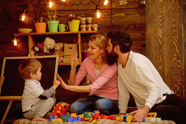 Concepto de infancia. Desarrollo de la primera infancia. Educación en la primera infancia. Niño y familia juegan con ladrillos de juguete, la infancia —  Fotos de Stock