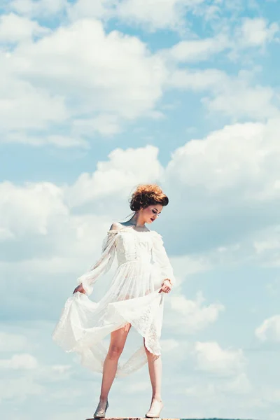 Concepto de estilo de vida - hermosa mujer feliz disfrutando del verano al aire libre . — Foto de Stock