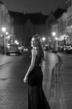 Prenses ünlü tarzı ile gece şehir. Glamour makyaj kız. Şık elbiseli seksi kız. Moda ve güzellik iş kadını. Abiye balo partiye gece City kadında lüks.