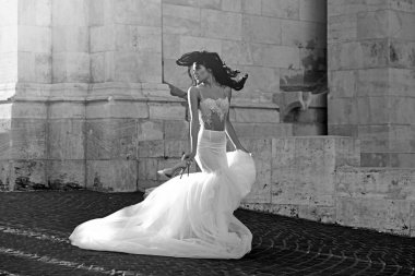 Şatodaki düğün töreninde gelin kız. Yaz aylarında taş eski kule kadın. Şık saç ile beyaz elbiseli seksi kız. Düğün moda ve Güzellik Salonu. Moda modeli ya da Prenses Giydir.