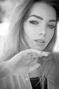 Güzellik ve moda Cilt Bakımı model bak. Seksi makyaj ve uzun saçlı güzel kadın. Visage cilt bakımı ve makyaj. Seksi kadınla duygusal bak. İç güzelliği ile parlar. Saf güzellik