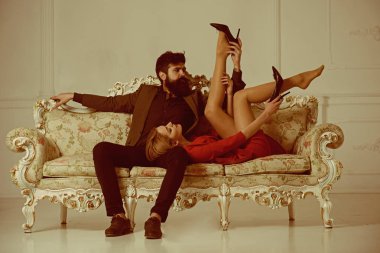 ön sevişme. Erkek ve kadın ön sevişme. Lüks koltuk ön sevişme ve aşk oyunları seksi çift çift ön sevişme