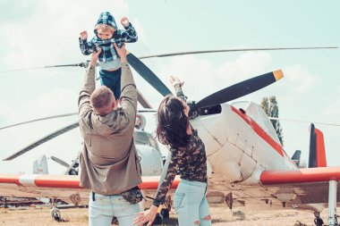 Uçan bir kuş gibi. Kadın ve erkek erkek çocuk, helikopter ile. Mutlu aile tatili. Aile iki oğluyla tatil seyahat. Hava Tur ve seyahat. Hava yoluyla ulaşım zevk