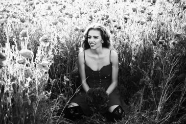 haşhaş tohumu alanındaki mutlu kız