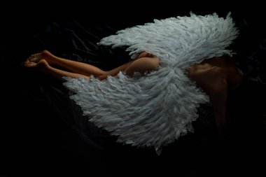 Karanlık melek düşmüş. Sevgililer günü kavramı. Seksi eşek kadın. Erotik kalça.