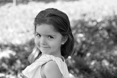 Yaz kız moda. Mutlu çocukluk. Güneşli bahar, küçük kız. Bahar. hava tahmini. yüz ve cilt bakımı. çiçekler alerjisi. Küçük çocuk. Doğal güzellik. Çocuk günü. Yeşil bitki