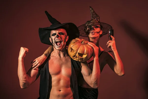 Halloween pareja con maquillaje en gritando cara mantenga calabaza — Foto de Stock