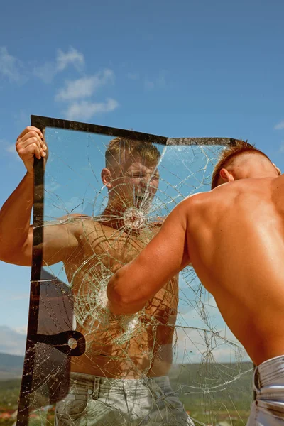 Stark und voller Energie. Zwillinge Männer schlagen ein Glas. Zwillingskonkurrenten zeigen Muskelkraft und Kraft. Übungsteilnehmer trainieren gemeinsam. Starke Männer steigern körperliche Stärke — Stockfoto