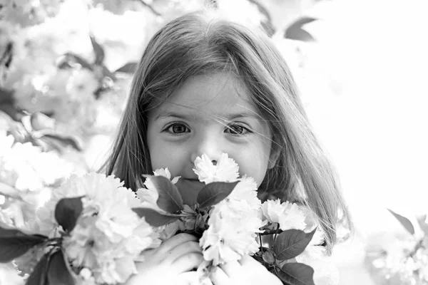 Jaro. Předpověď počasí. Malá holčička v jarní Slunečné. obličej a péče o pleť. alergie na květiny. Letní móda dívka. Šťastné dětství. Malé dítě. Přírodní krásy. Den dětí. Pojď se mnou — Stock fotografie