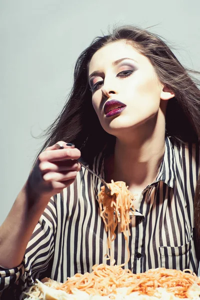 Ursnygg ung brunett kvinna med italiensk mat — Stockfoto