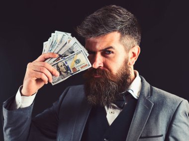 Zengin ve kendinden emin. Doları banknot sakallı adam. Başarılı bir iş adamı tutun nakit para. Formal giyim sakallı zengin adam. İş ve Finans. Para kazanmak. Bir iş büyüyen