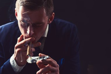 Aptal zevkler kadar para harcama. Adam puro gelen para banknot yanar. Zengin yasaktır dostum. İşadamı para vardır. Para kaybı