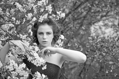 Yaz kız bloom ağaca. Bahar moda makyaj kadınla. Bahar tatili. hava tahmini. yüz ve cilt bakımı. kadın sağlık. çiçekler alerjisi. Doğal güzellik ve spa terapisi. Tencereye bahar