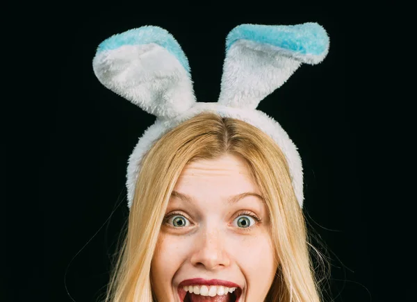 Kaninchenfrau mit Ohren. Frühlingsferien. sexy Frau trägt eine Maske Osterhasen und sieht sehr sinnlich. sexy Frau trägt einen schwarzen Osterhasen. Eier jagen. — Stockfoto