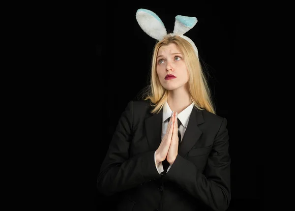 Mujer rubia con orejas de conejo. Primer plano de la cara de conejita guiñando un ojo. Conejo y niña. Mujer conejita . — Foto de Stock