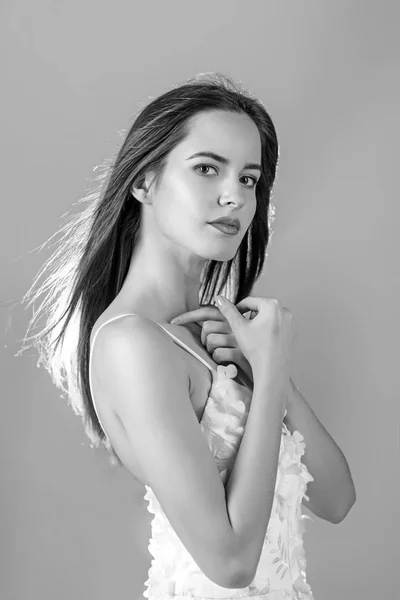 Приваблива молода модель моди носить білу сукню в студії . — стокове фото