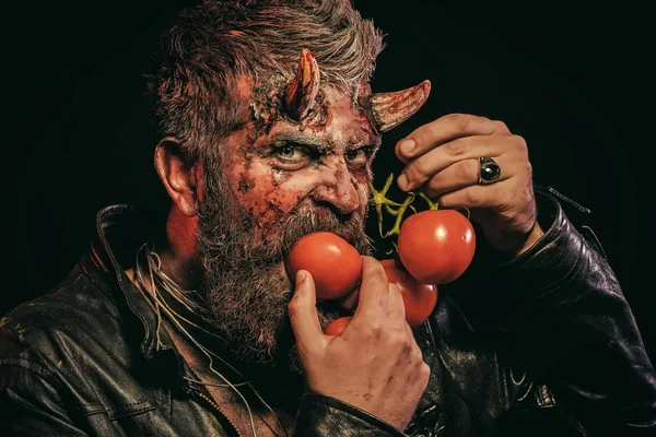 할로윈 hipster 악마 잡고 빨간색 비타민 과일 — 스톡 사진
