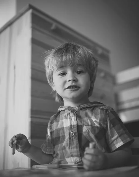 Peintre enfant jouer avec livre à colorier . — Photo