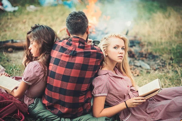 Drömmande blond flicka i romantisk retro outfit läsa en bok, hållbar utbildning koncept. Vänner ha picknick i skogen — Stockfoto