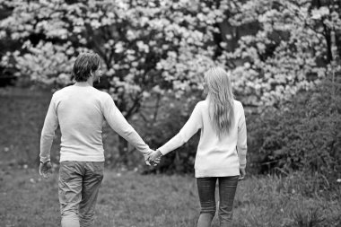 Kız ve erkek arkadaşı-Tamam Bahar park, arkadan görünüm