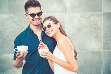 Kahve konuşma için idealdir. İki kadın ve erkekle kahve fincanı. Kız ve erkek arkadaşı espresso ya da ikinci içki var. Çift aşk açık kahve iç. En iyi kahve Tarih zevk