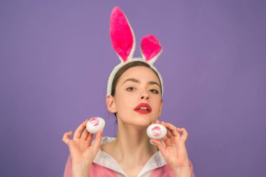 Mutlu paskalyalar. Ruj öpücük easter egg yazdırma. Yumurtası avı. Dudaklar ve Paskalya, Paskalya yortusu yumurta üzerinde ruj öpücük Künye.