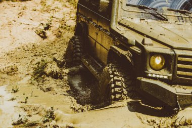Off-Road aracı dağda gider. 4 x 4 trekking seyahat. Offroad araç bir çamur delik tehlikesi dışarı geliyor. Jeep açık havada macera. Safari suv.