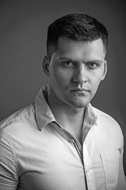 Ciddi genç yüzü olan adam. Maço giyim moda gömlek. Şık saçlı yakışıklı çocuk. Gençlik moda ve stil kavramı