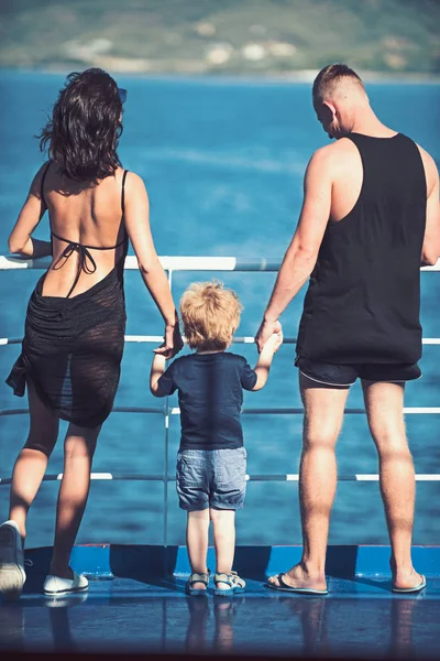 Viagem familiar com criança no dia de mães ou pais. Férias de verão de família feliz. Criança com pai e mãe. Mãe e pai com filho olham para o mar na praia. Amor e confiança como valores familiares . — Fotografia de Stock