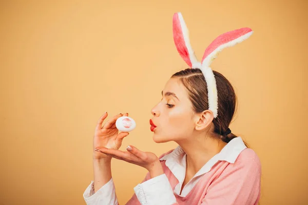 Feliz Pascua. Los labios y la Pascua, lápiz labial beso huella en huevo de Pascua. Conejita de Pascua mujer, conejo y niña. Caza de huevos . — Foto de Stock