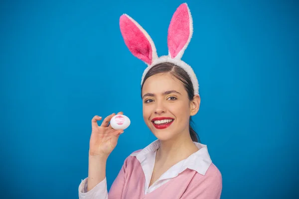 Feliz Pascua. Los labios y la Pascua, lápiz labial beso huella en huevo de Pascua. Mujer joven con orejas de conejo. Retrato de una mujer feliz con orejas de conejo. Caza de huevos. Hermosa mujer en la moda conejito máscara. —  Fotos de Stock