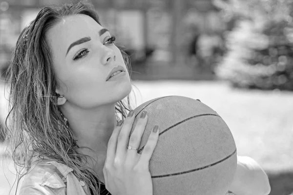 Desde el manejo de la pelota hasta tiro libre. Mujer sexy disfrutar de ejercicios de pelota para el entrenamiento deportivo. Deportiva. Bonita mujer con baloncesto. Sensual jugador de baloncesto disparando una pelota — Foto de Stock