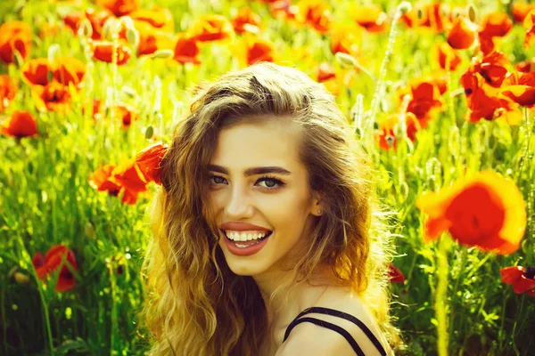 Bella donna o ragazza felice nel campo del seme di papavero — Foto Stock