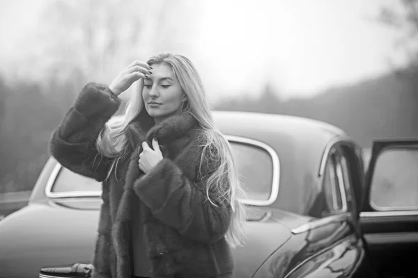 Mujer coqueta y glamorosa con coche retro negro . — Foto de Stock