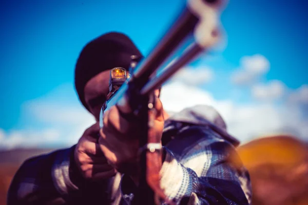 Hunter apontando rifle na floresta. Caçador com espingarda à caça. Temporada de caça de outono. Um barril de arma. Pistola de caça. — Fotografia de Stock