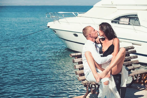 Sexy vrouw en man kussen op de Bank. Paar in love met sexy lichaam ontspannen in de buurt van de jacht. Zomervakantie en paradise reizen vakantie. Hou van betrekkingen van naakte paar in zeewater. Familie en Valentijnsdag. — Stockfoto