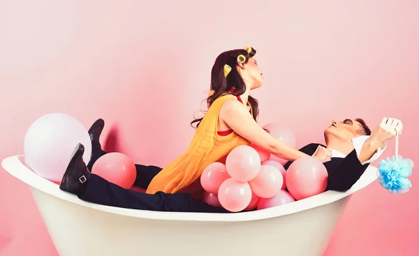 Bathing hygiene habits. Couple of mime man and sexy woman enjoy bathing. Couple in bath tub. Bubble bath day. Beauty routine and personal hygiene. Hair grooming routine. Achieving moisture balance — Stock Photo, Image