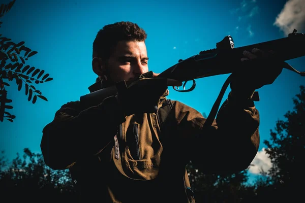 Arma de caça. Hunter apontando rifle na floresta. Caçador com espingarda à caça. Close up snipers carabina na caça ao ar livre . — Fotografia de Stock