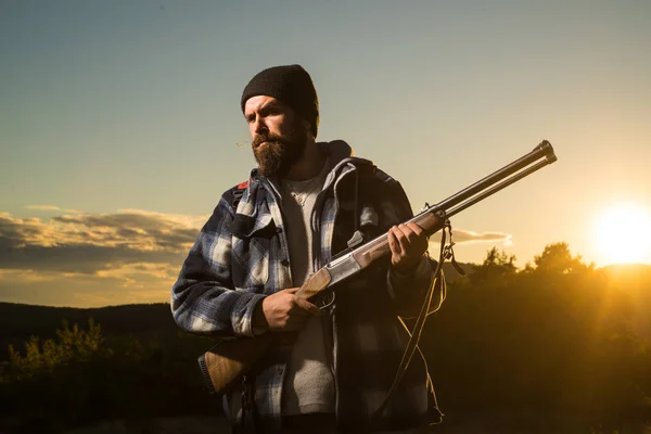 Rifle Hunter Silhouetted in Beautiful Sunset. Hunter nella stagione di caccia autunnale. La caccia è la pratica di uccidere o intrappolare gli animali . — Foto Stock